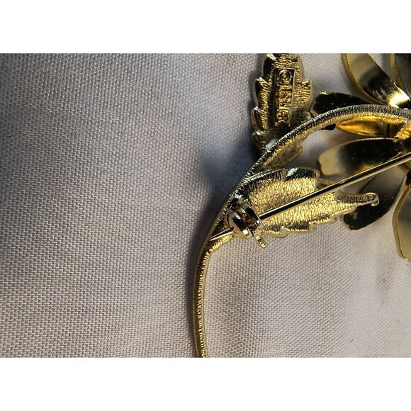 Vintage Enamel Daisy Flower Brooch Pin With Green Leaves & Gold-Tone Metal - Picture 4 of 4